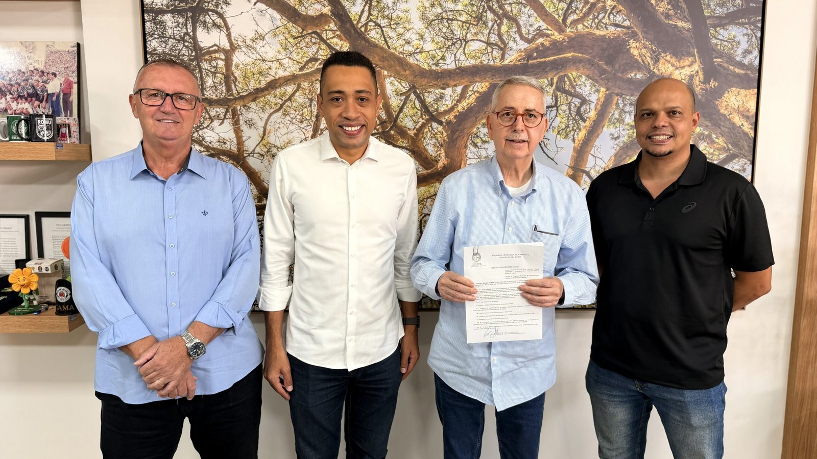Levi Rossi e Renan de Angelo acompanham sanção de lei que institui Programa Municipal de Microflorestas Urbanas