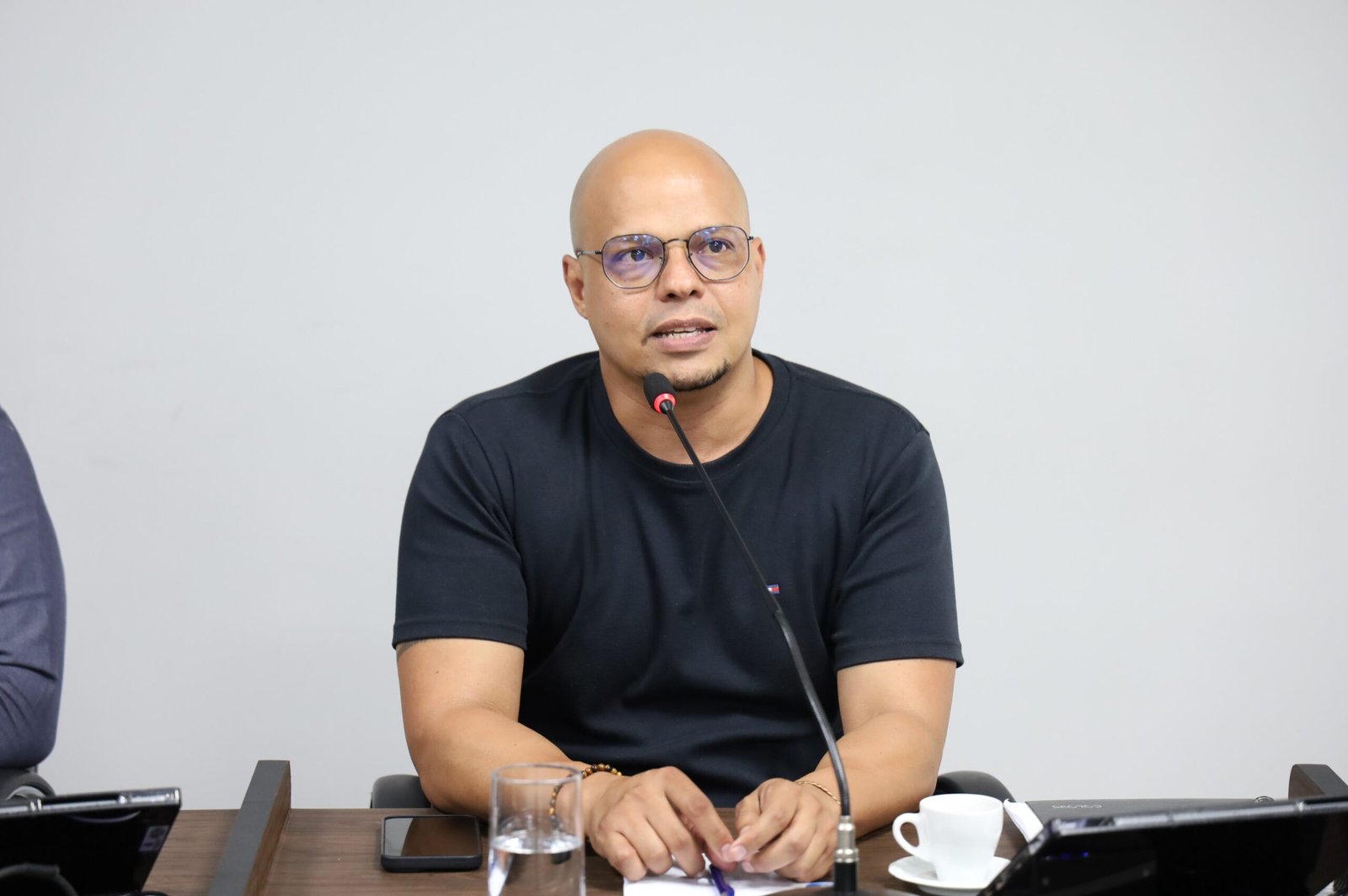 Renan de Angelo pede informações sobre cobrança de estacionamento durante RockDay Americana 2026