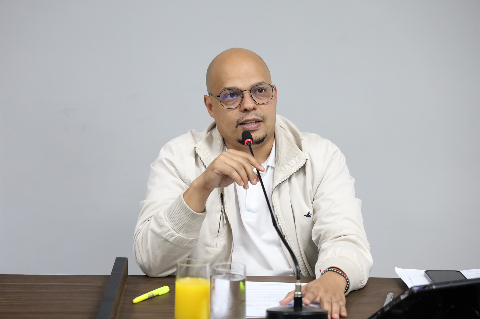 Renan de Angelo busca informações para ampliar manutenção e instalação de lixeiras públicas em Americana