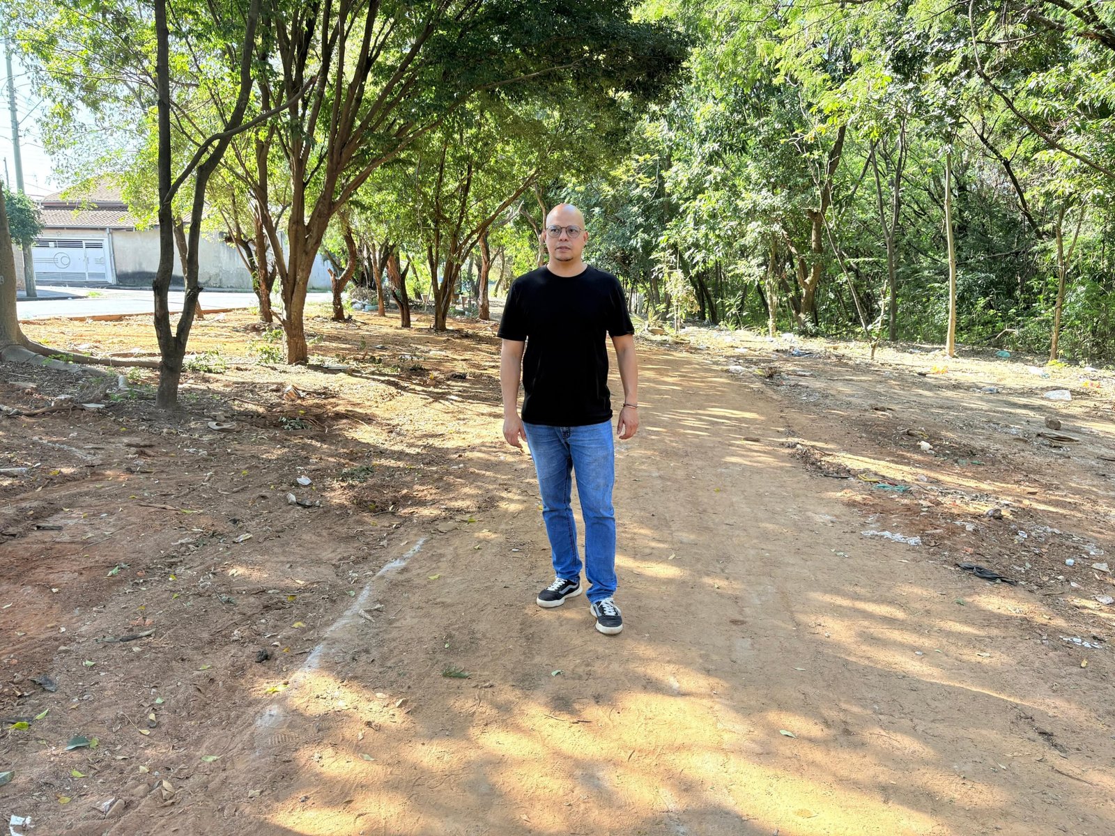 Renan de Angelo pede informações sobre limpeza e combate ao descarte irregular de resíduos em pista de caminhada no Parque da Liberdade