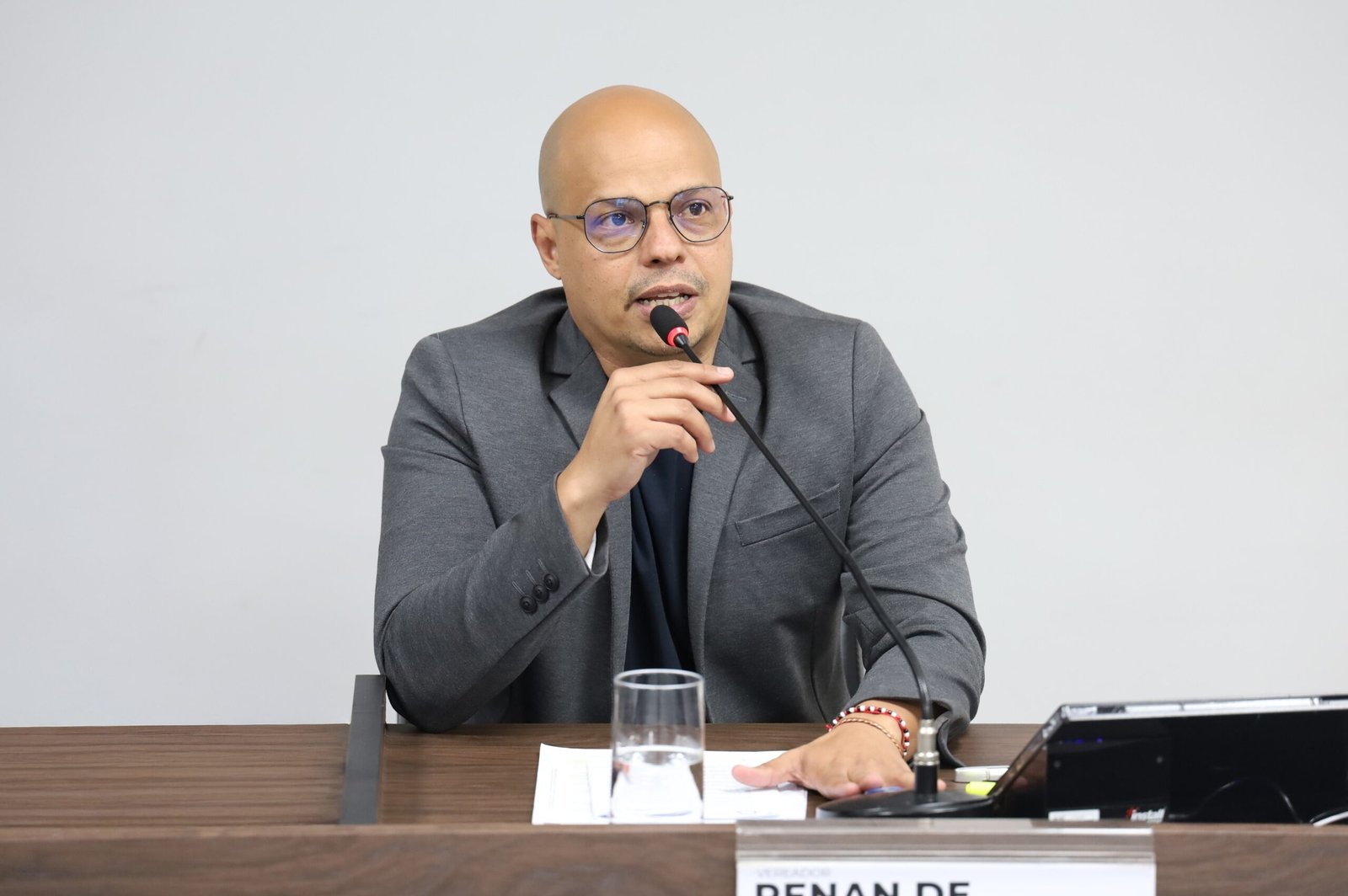 Renan de Angelo cobra informações sobre implantação e funcionamento da Sala Lilás no Hospital Municipal
