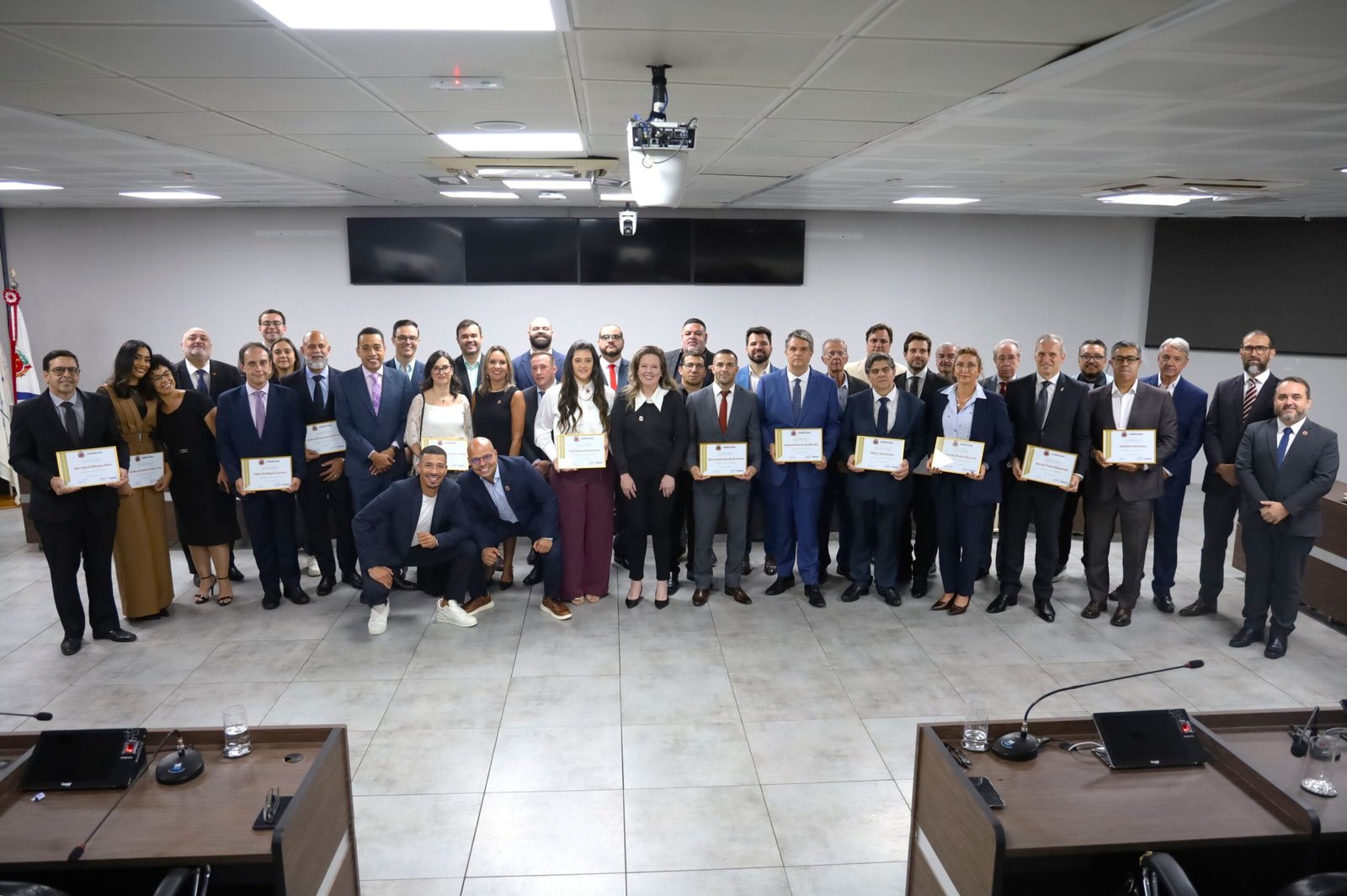 Medalha de mérito Profissionais da Área Jurídica 2026 é entregue pela Câmara em sessão solene