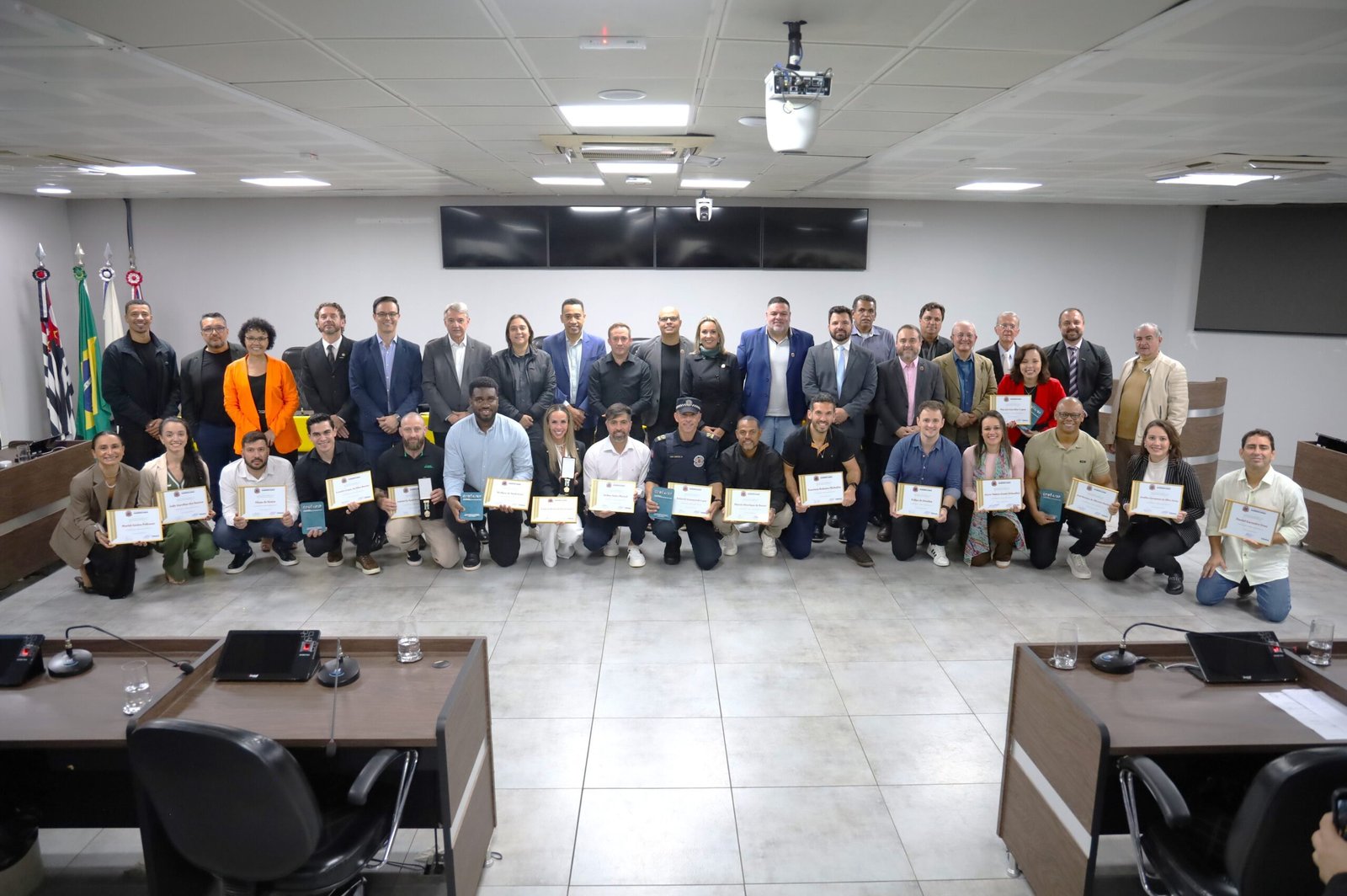 Medalha de mérito “Profissional de Educação Física 2026” é entregue pela Câmara em sessão solene