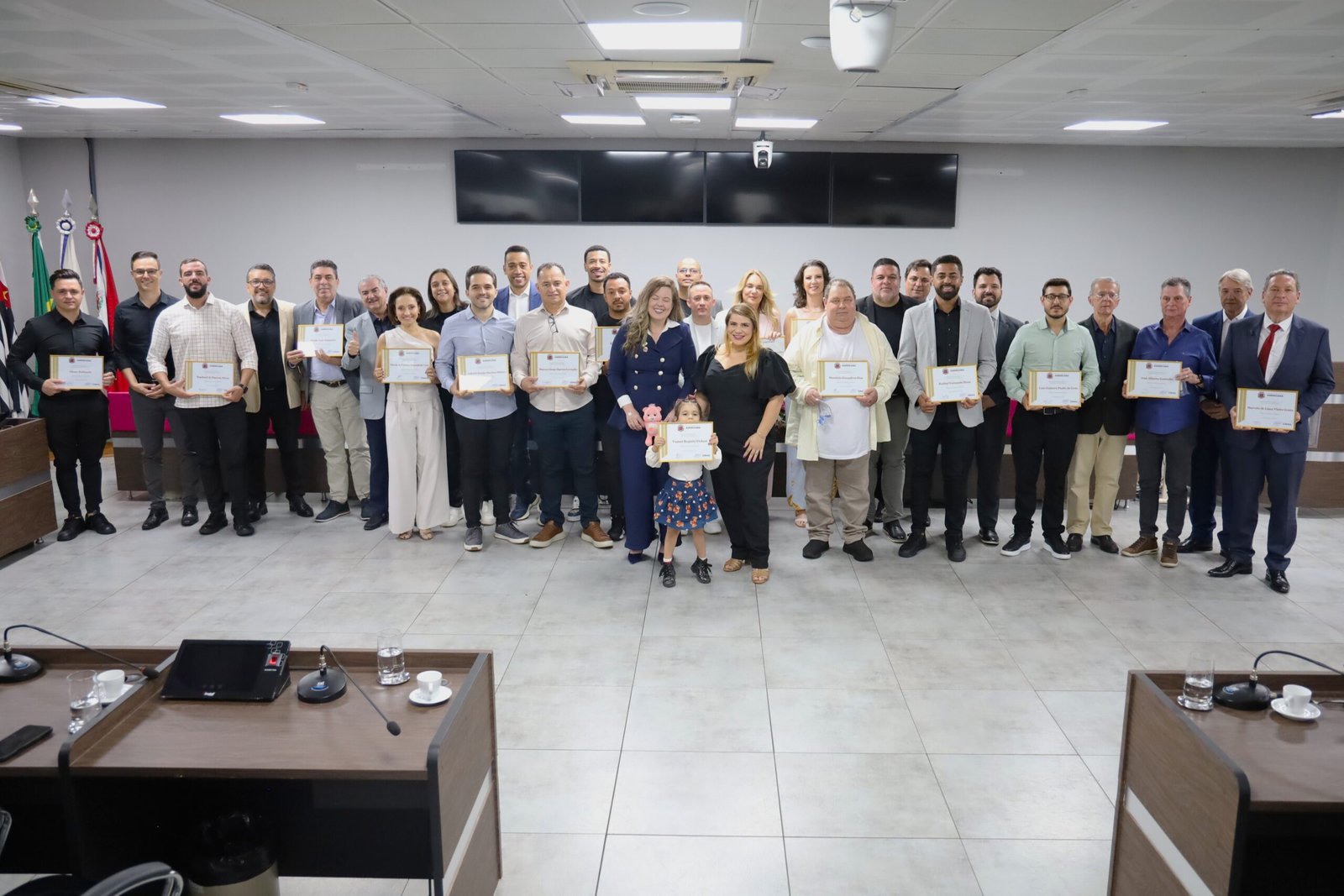 Prêmio Empreendedores Destaque do Ano é entregue pela Câmara em sessão solene