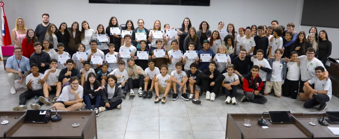 Estudantes do 8ºano do CAIC Prof. Sylvino Chinelatto participam de sessão simulada do projeto Câmara Jovem