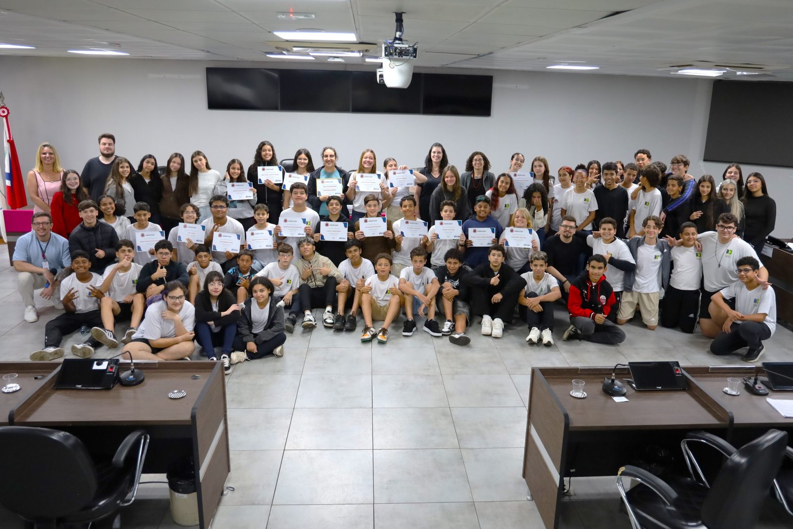 Estudantes do 8ºano do CAIC Prof. Sylvino Chinelatto participam de sessão simulada do projeto Câmara Jovem