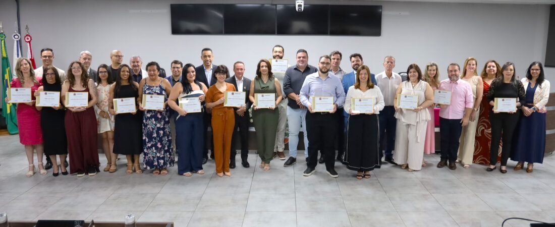 Prêmio “Professores Destaques do Ano Fanny Olivieri” 2026 é entregue pela Câmara em sessão solene