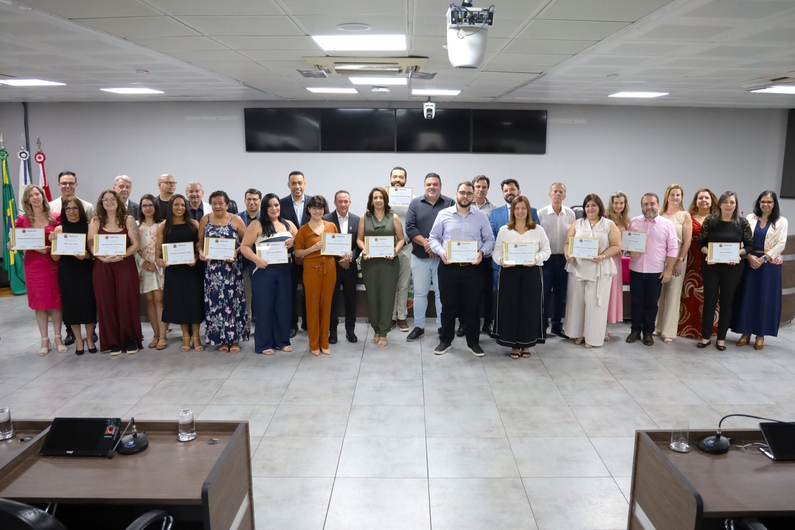 Prêmio “Professores Destaques do Ano Fanny Olivieri” 2026 é entregue pela Câmara em sessão solene