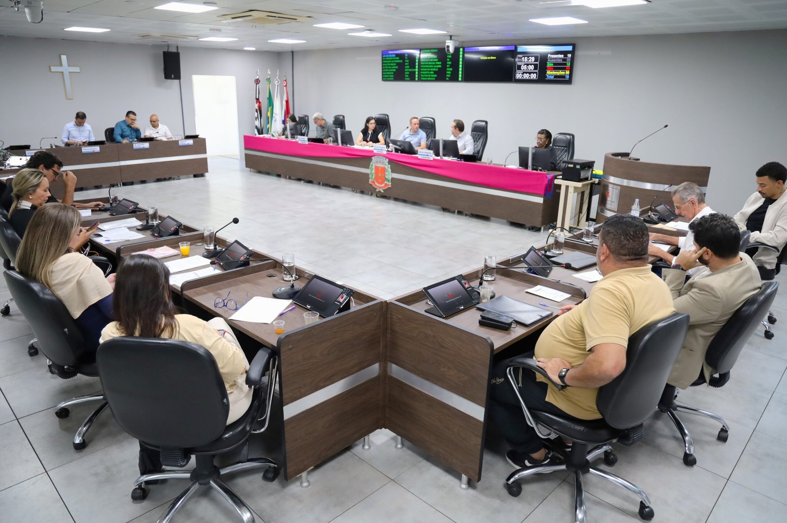 Vereadores aprovam 42 proposituras durante sessão ordinária desta terça-feira (20)
